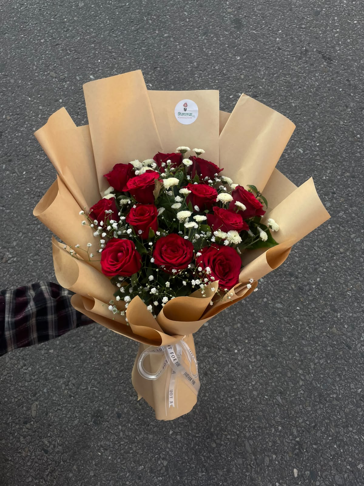 A charming combination of 12 red roses and delicate white daisies, beautifully arranged with Gypsophila (Gipsy) for a soft and elegant finish. The light brown paper wrapping adds a natural, rustic touch to the bouquet.