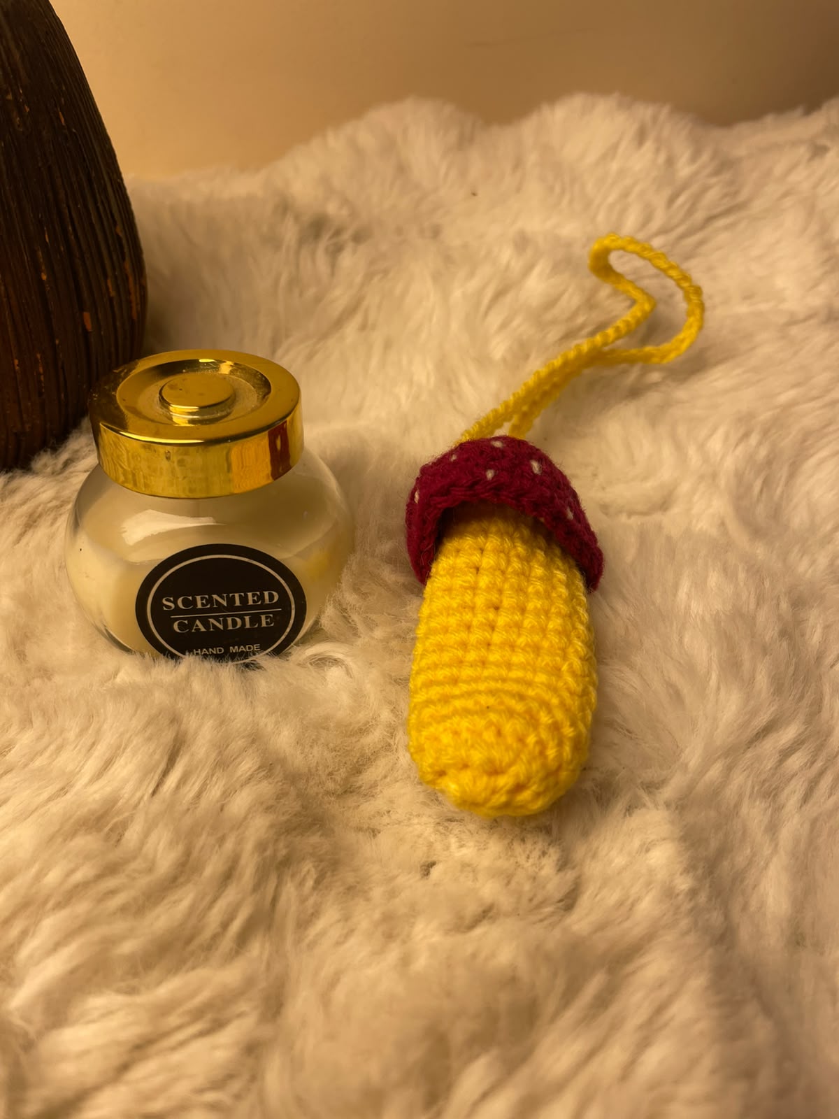 A simple and thoughtful gift set combining a beautifully scented candle with a cute mushroom keyring. The combination adds both practicality and charm.