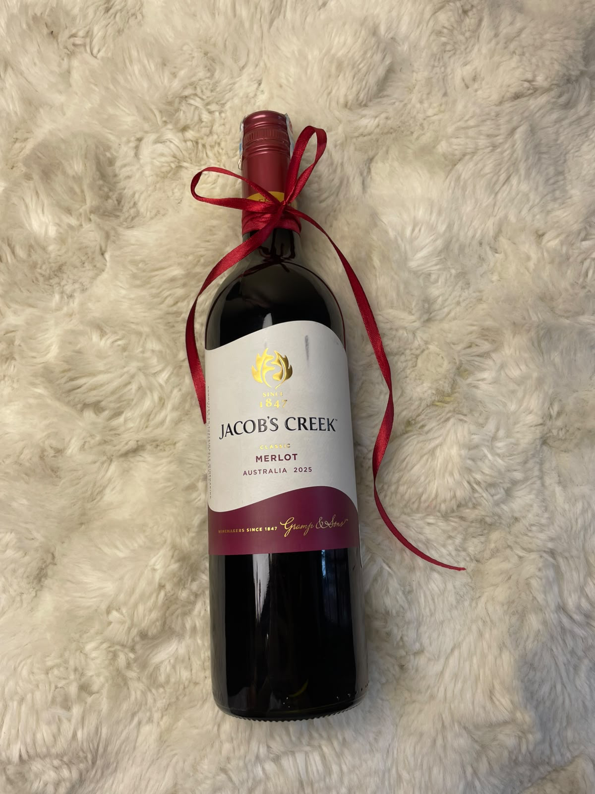 Jacob’s Creek Bottle Gift For those who appreciate wine, this bottle makes a thoughtful standalone gift or an addition to a customized gift hamper. It can also be paired with chocolates, flowers, or other accessories for a more personalized presentation.