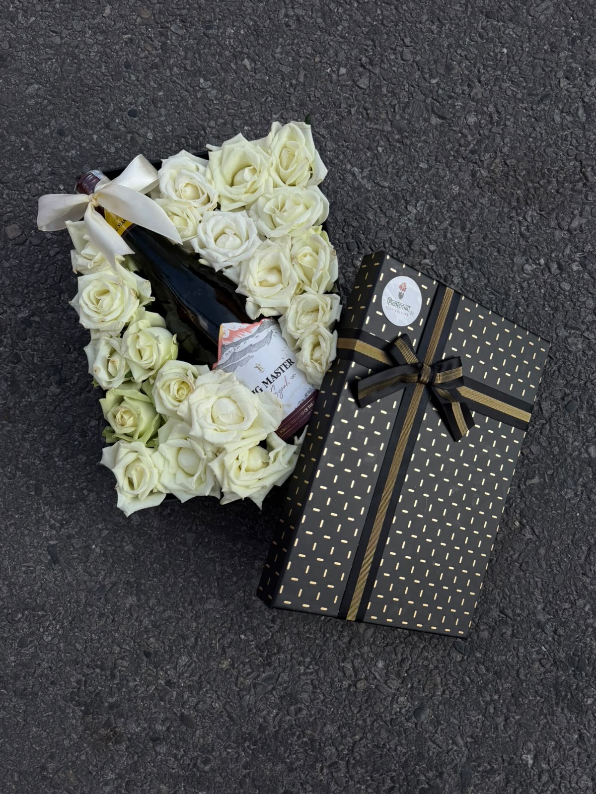 White Rose & Big Master Combo A sophisticated gift arrangement featuring 20 stems of white roses paired with Big Master, creating a graceful combination of flowers and premium gifting.