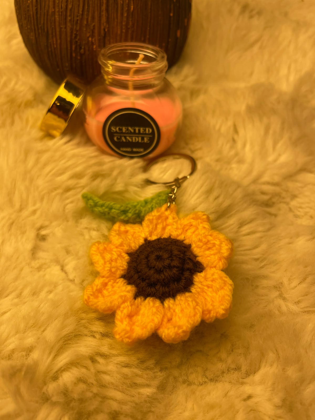 A cheerful gift set featuring a scented candle paired with a charming sunflower keyring. A warm and elegant combination for expressing appreciation.