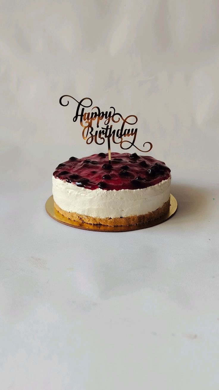 A rich and creamy 1-pound blueberry cheesecake featuring a smooth, velvety cheese layer complemented by the sweet and refreshing flavor of blueberries. Its elegant appearance and balanced taste make it a perfect choice for birthdays, anniversaries, celebrations, and special gifting.