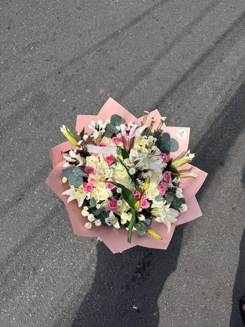 🌸 Pink & White Mixed Flower Bouquet