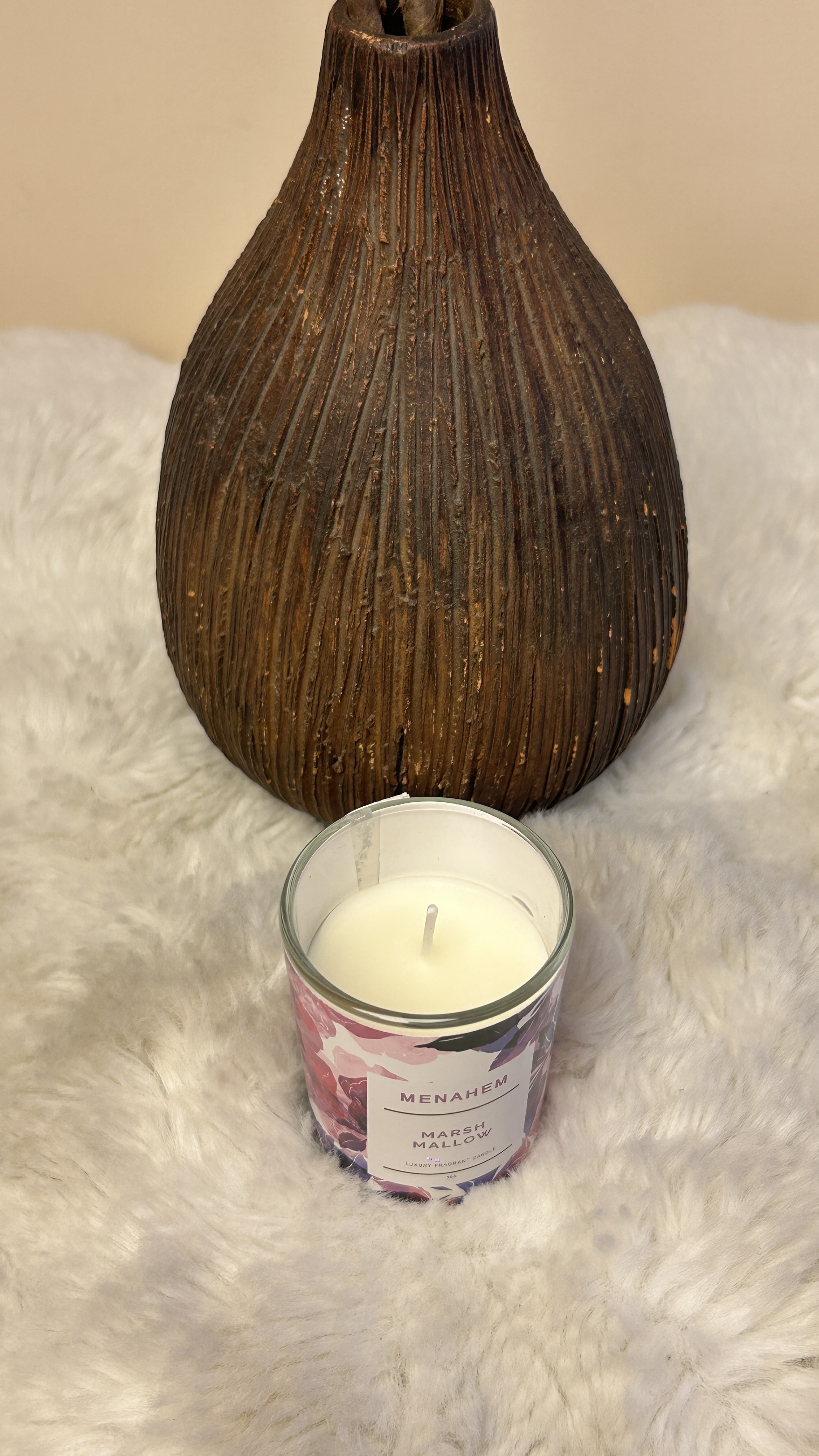 Enjoy a cozy and comforting atmosphere with this marshmallow-scented candle. Its sweet, soft fragrance adds a warm and inviting touch to your room.