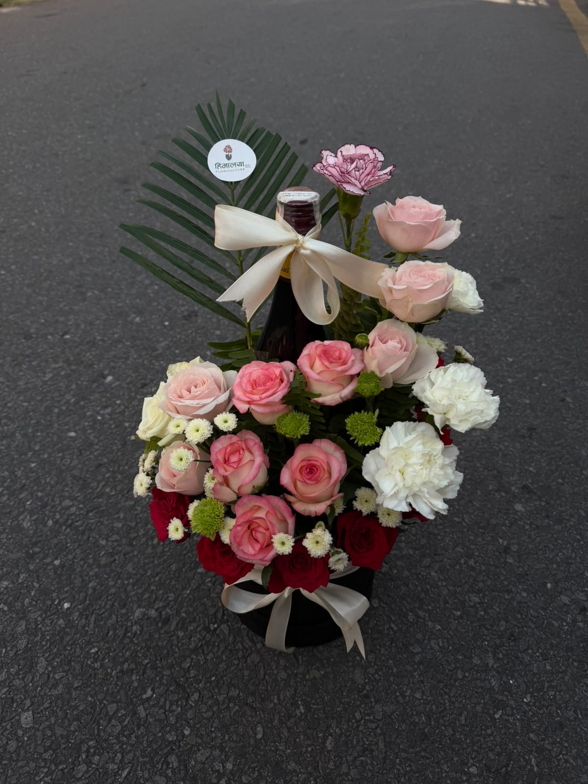 A beautiful combination of 15 stems of mixed roses and 3 carnations, paired with Big Master for a premium and elegant gifting experience.