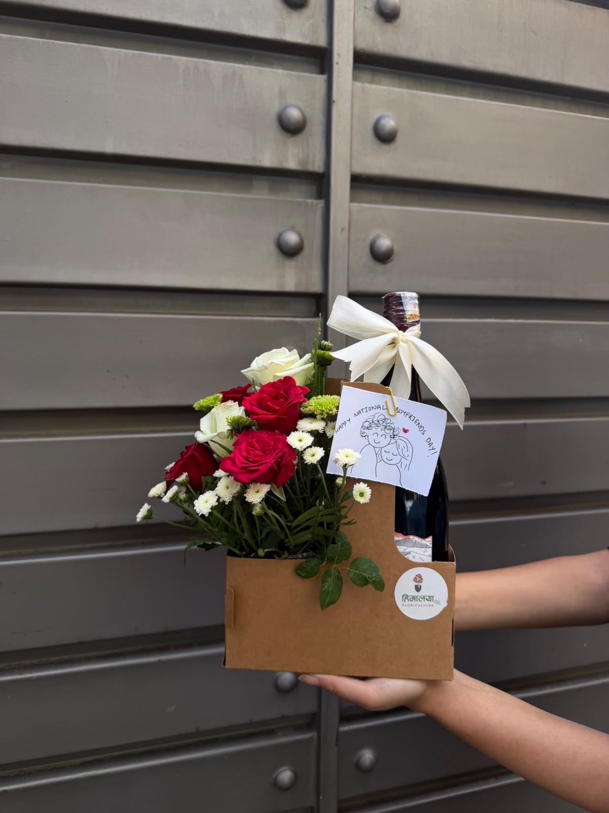Mixed Rose & Daisy Gift Set A charming floral arrangement featuring 12 stems of mixed roses with white and green daisies, paired with Big Master. The combination of colorful roses and fresh daisy tones creates a cheerful and elegant look.