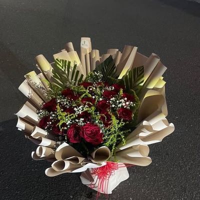 Rose Bouquet with Areca Leaves