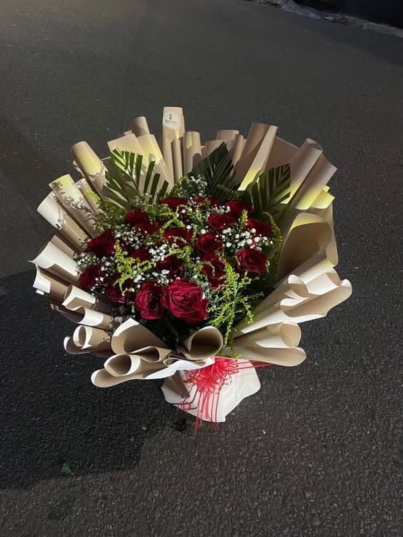 Rose Bouquet with Areca Leaves