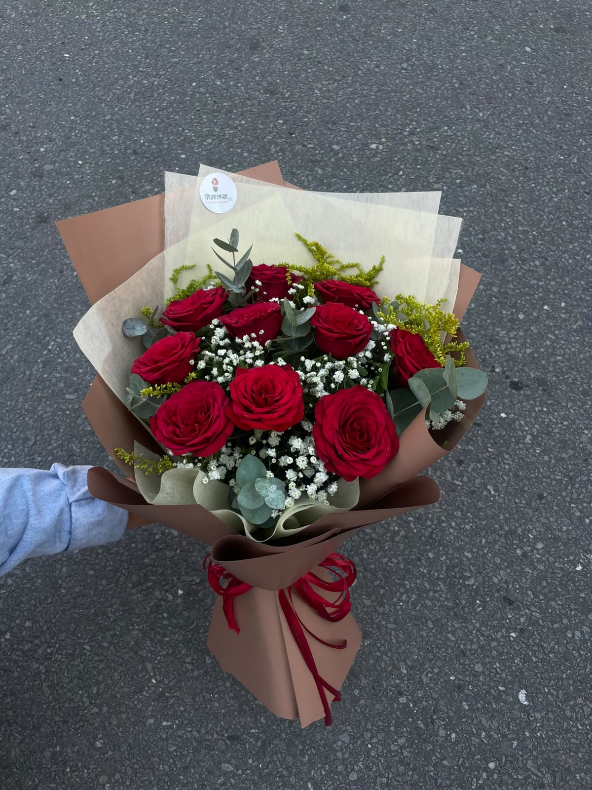 Butter Yellow Rose Arrangement A classic arrangement featuring 10 red roses complemented by Dollar Leaves and delicate Gypsophila (Gipsy). The combination of rich red blooms and soft foliage creates a romantic bouquet with a natural, elegant finish.