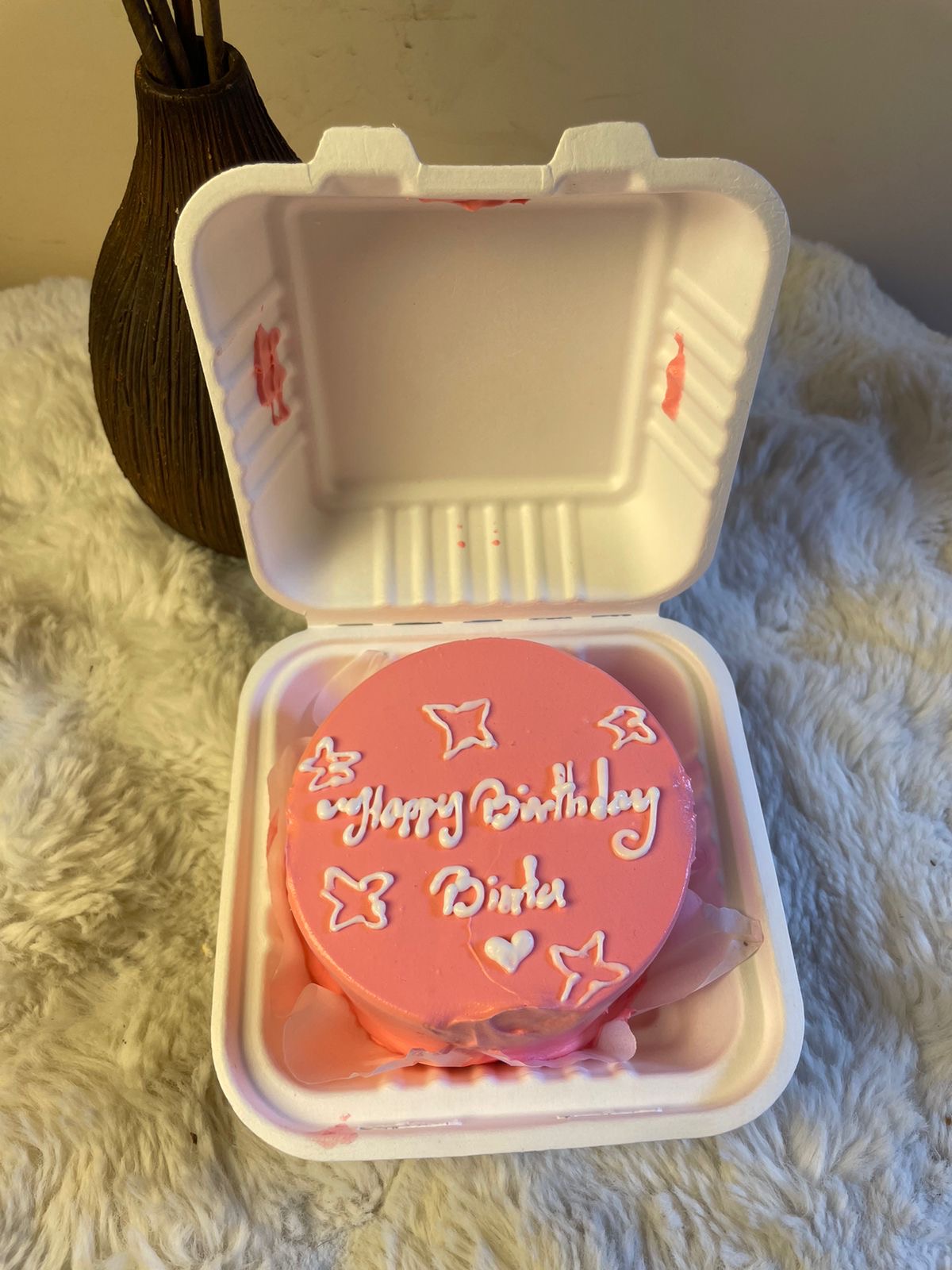 A small yet delightful cake perfect for birthdays, surprises, anniversaries, and intimate celebrations, offering a convenient portion with a charming presentation.