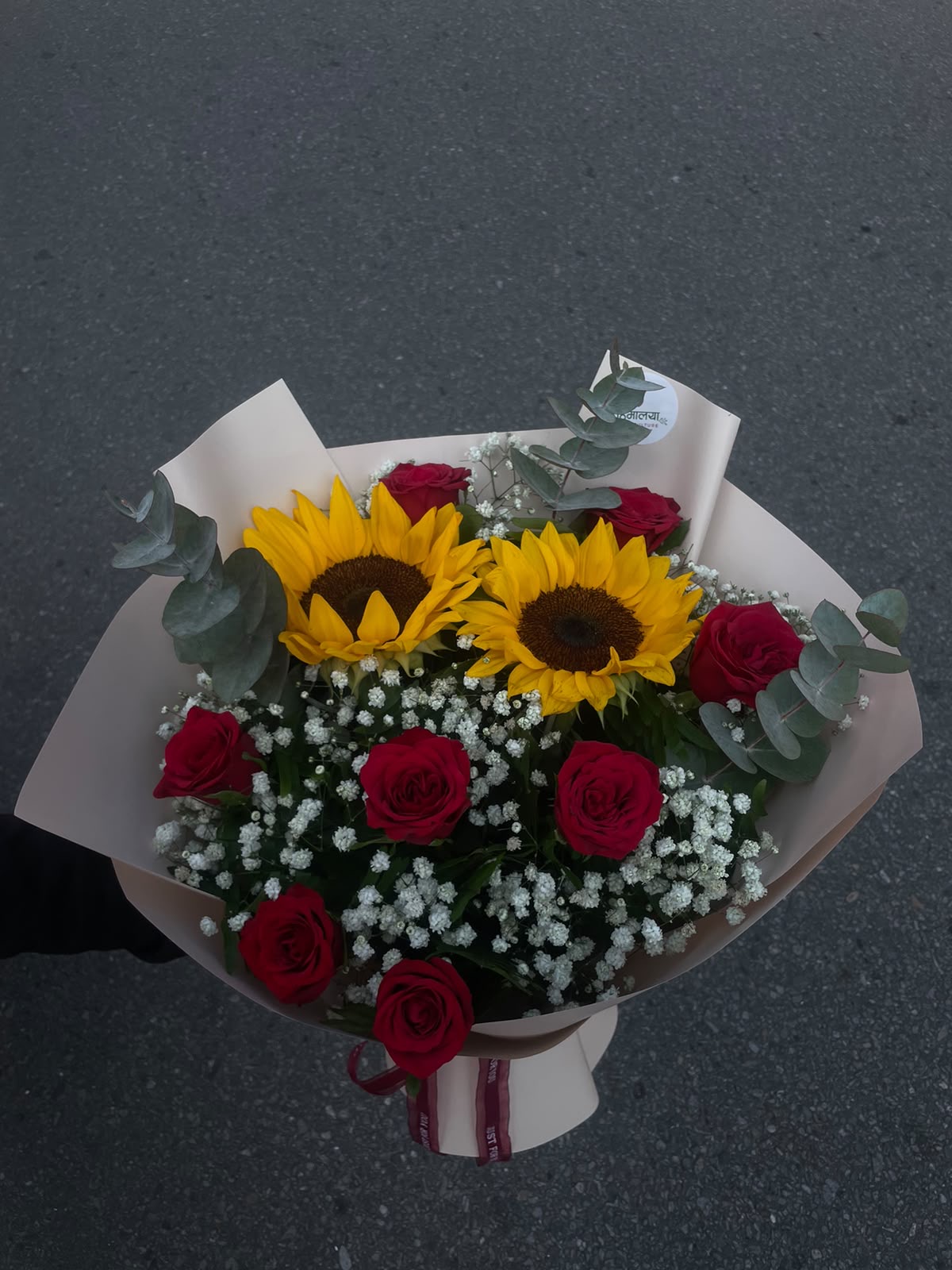 Sunshine Romance Bouquet Designed to make a memorable impression, this bouquet combines the sunny charm of sunflowers with the classic elegance of roses. It is perfect for birthdays, anniversaries, congratulations, and thoughtful gifting.