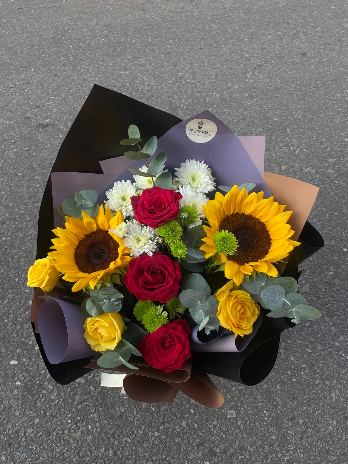 Rustic Sunshine Bouquet This bouquet brings together vibrant colors and different flower textures to create a lively and eye-catching arrangement. Suitable for birthdays, celebrations, appreciation, congratulations, and sending warm wishes to someone special.