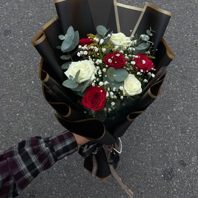 🌹 Red & White Rose Bouquet with Gypsophila
