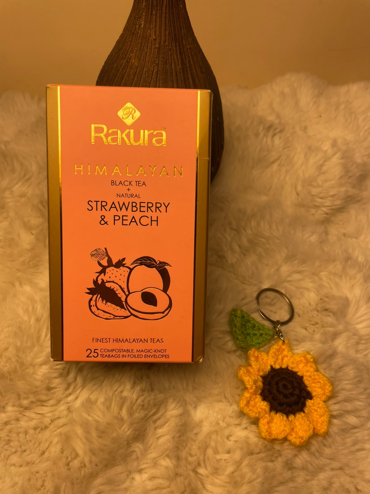 A thoughtful gift set combining flavorful Rakura tea with a charming sunflower keyring. It offers a pleasant tea experience along with a memorable keepsake.