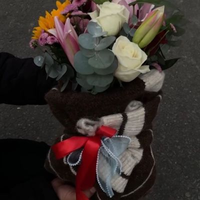 🖤 Black Sweater Floral Bouquet