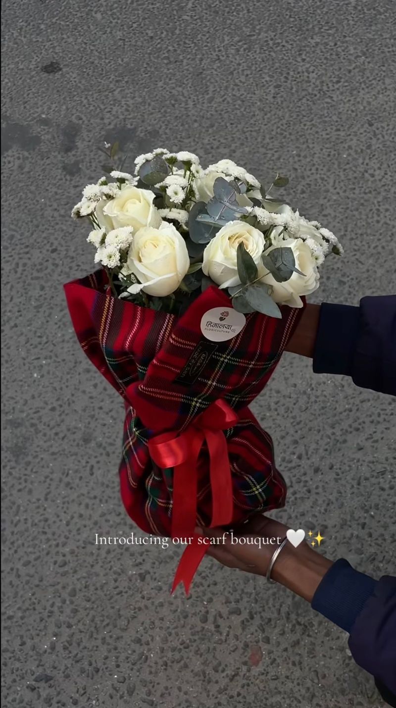🧣 Winter Blossom Muffler Bouquet
