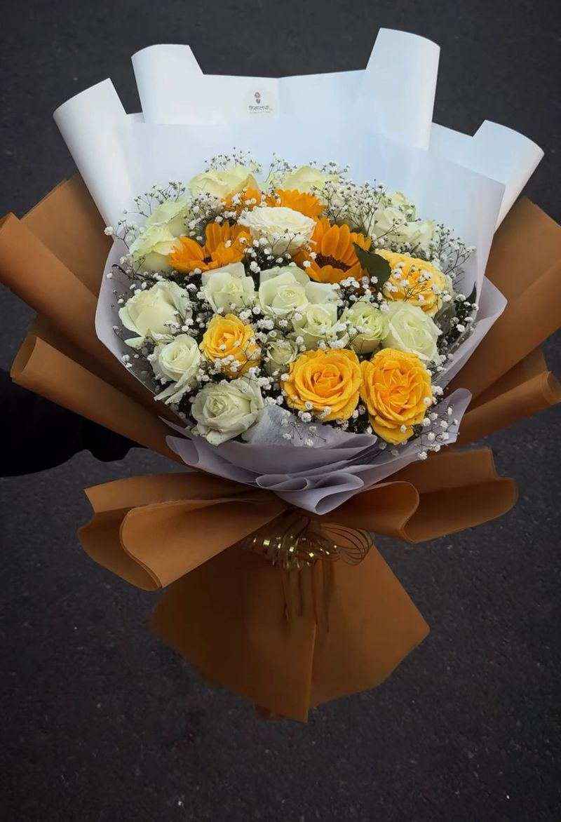 Sunshine Elegance Bouquet 🌼🤍(White & Yellow Rose Bouquet)