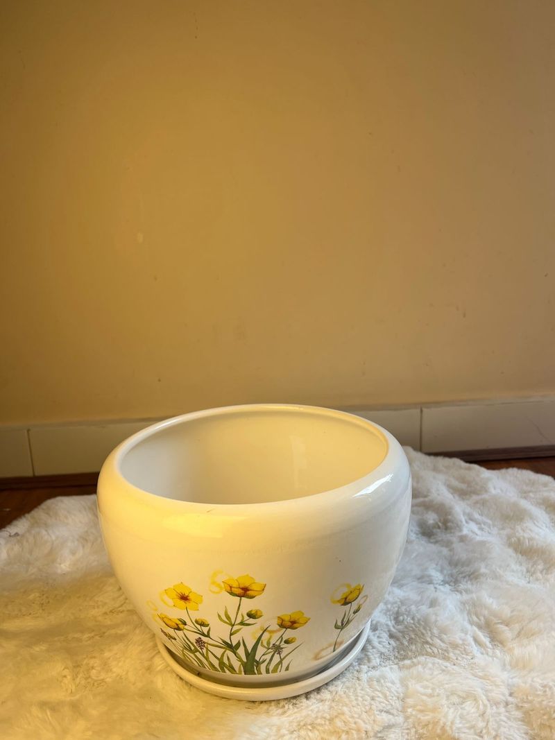 Matte Off-White Wave Planter