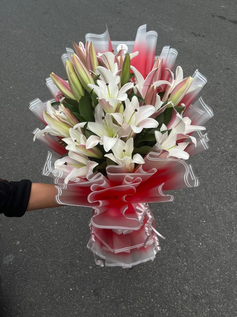 10 Stem Majestic Lily Bouquet – Pure Fragrance