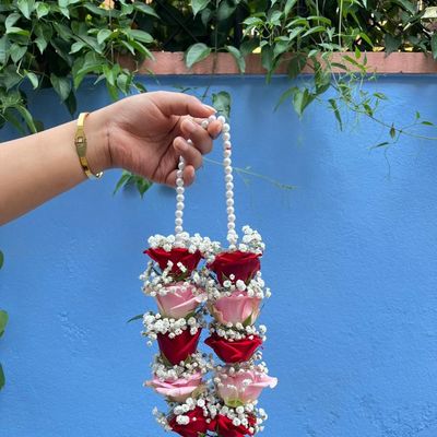Aura of Blessings – Premium Red & Pink Rose Pasni Garland