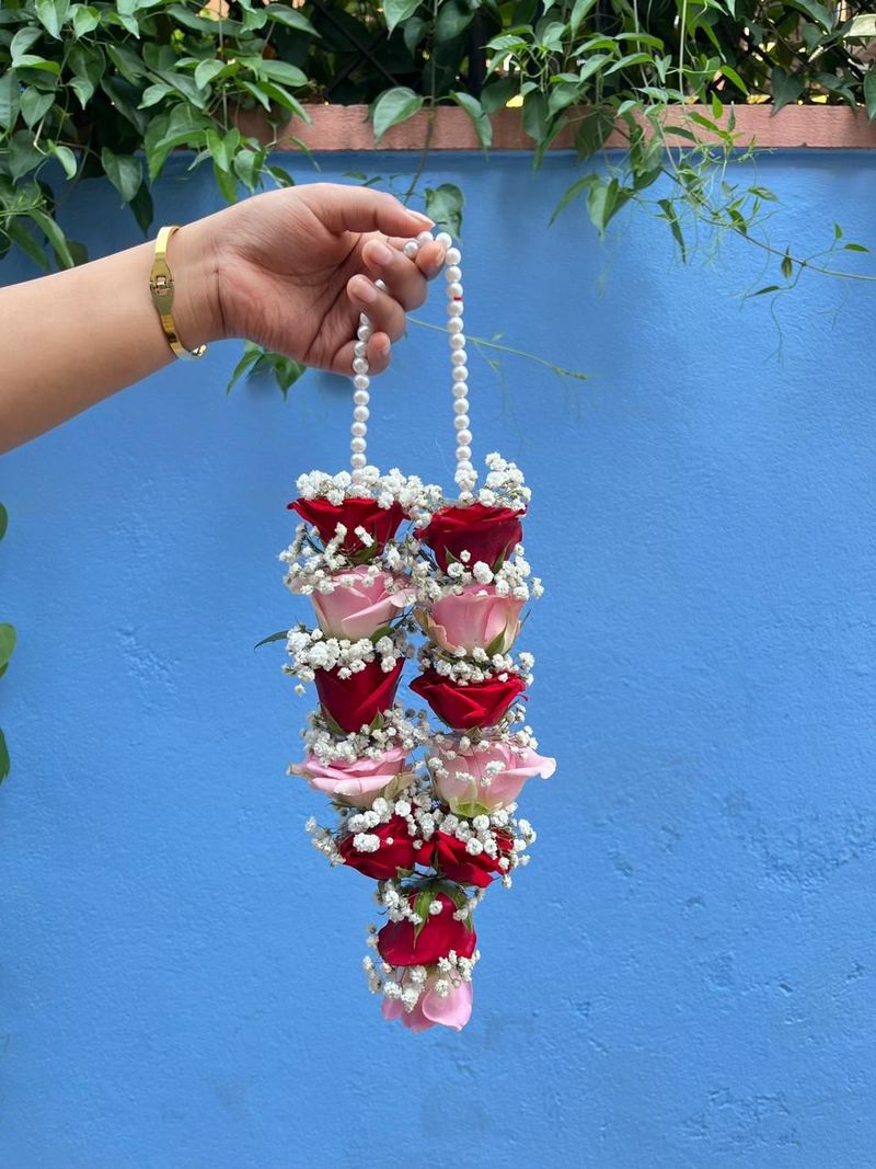 Aura of Blessings – Premium Red & Pink Rose Pasni Garland