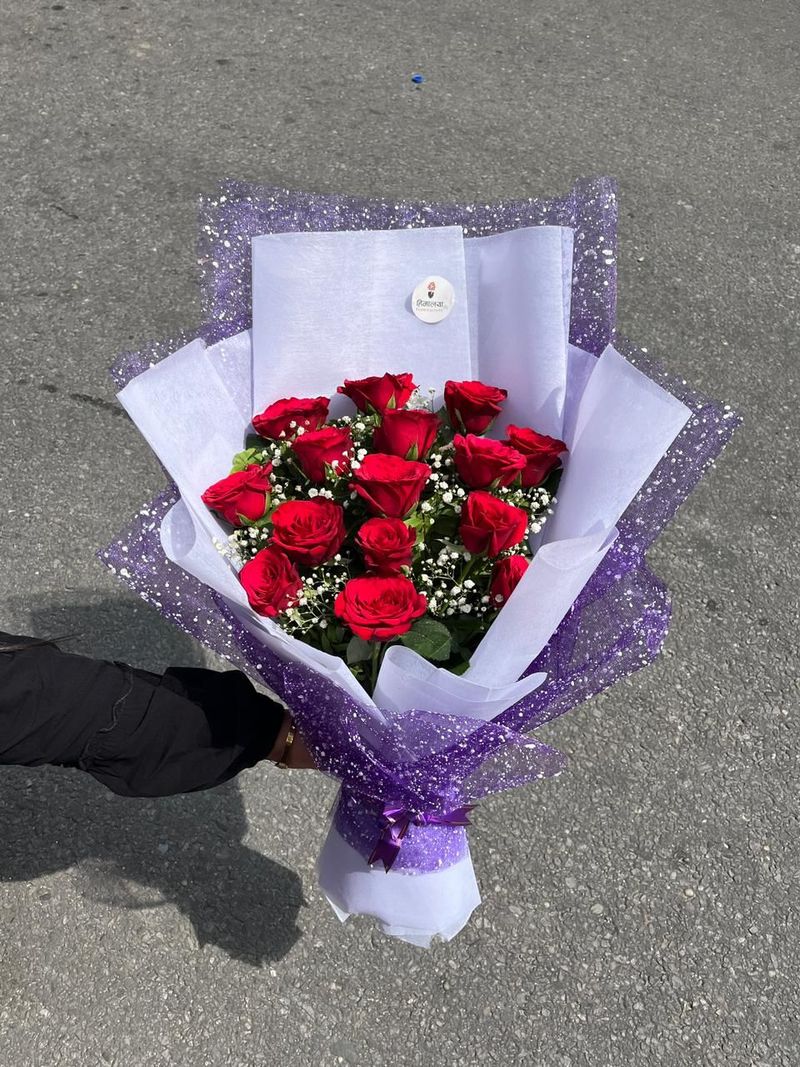 Crimson Mesh Luxury – 15 Premium Red Rose Bouquet