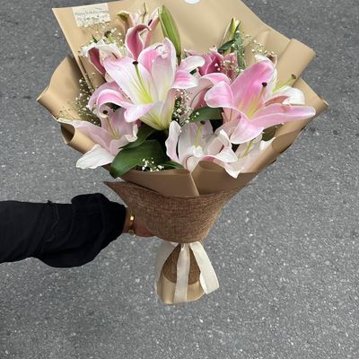 Pure Serenity – 4 Stem Lily Minimalist Aesthetic Bouquet