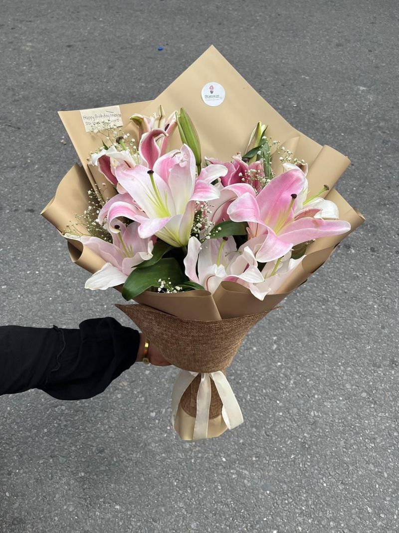 Pure Serenity – 4 Stem Lily Minimalist Aesthetic Bouquet
