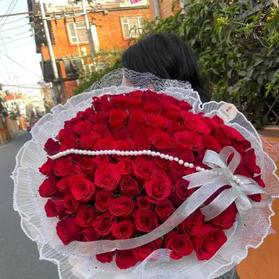 The Royal Velvet Imperial – 200 Premium Red Rose & Pearl Luxury Bouquet