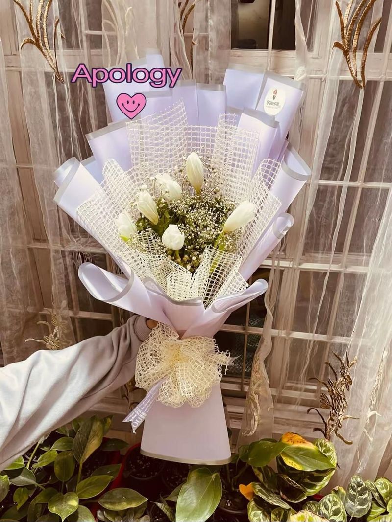 The Pure Serenity 6-Stem White Tulip Bouquet