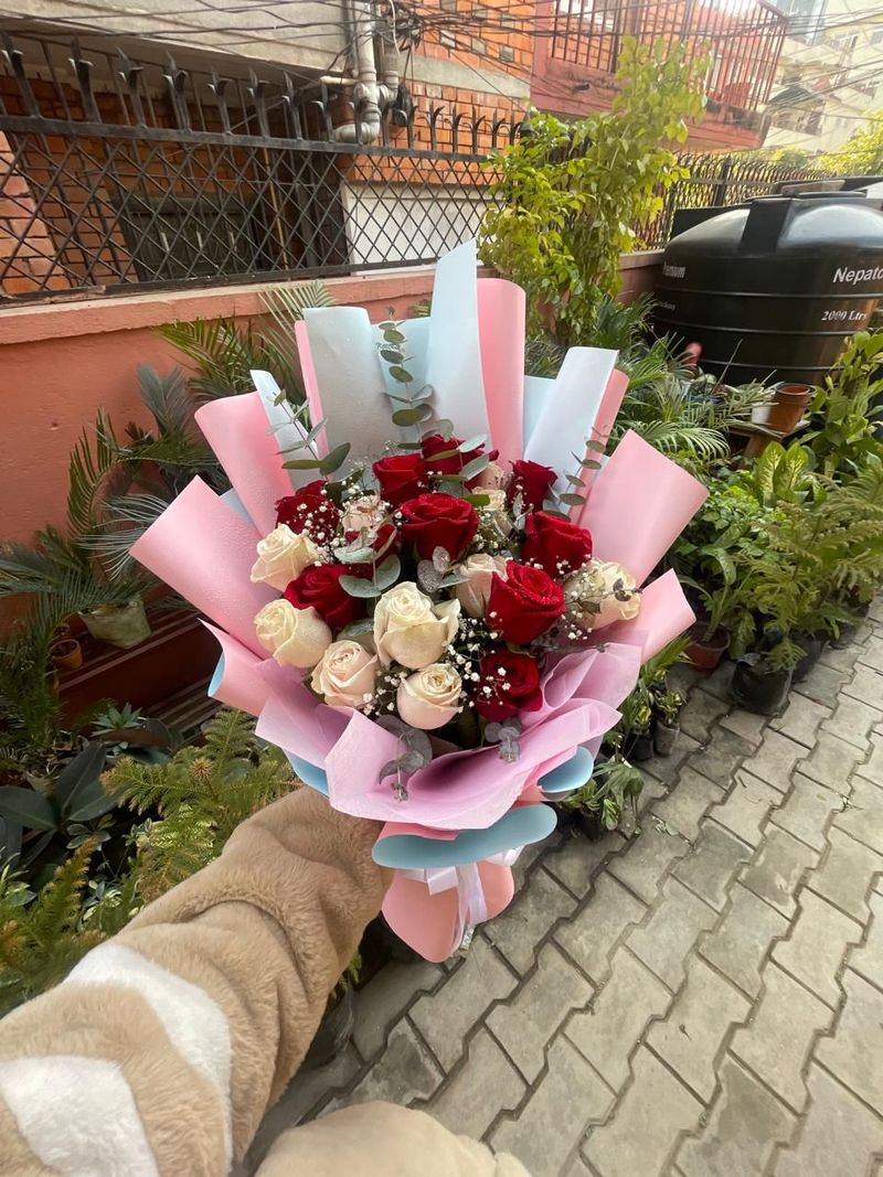 The Crimson & Cream – 20 Premium Red & White Rose Elegance Bouquet