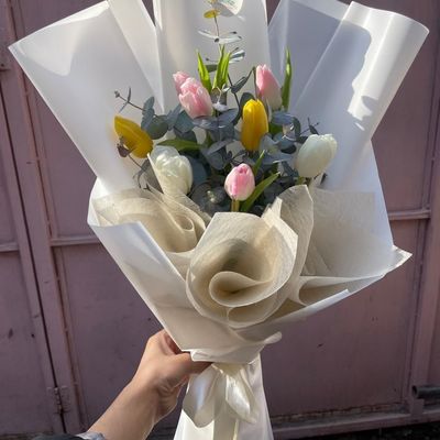 The Vibrant Spectrum – 8-Stem Multi-Colored Premium Tulip Bouquet