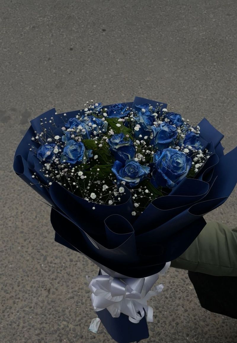 The Sapphire Dream Bouquet – 18 Premium Blue Dyed Roses