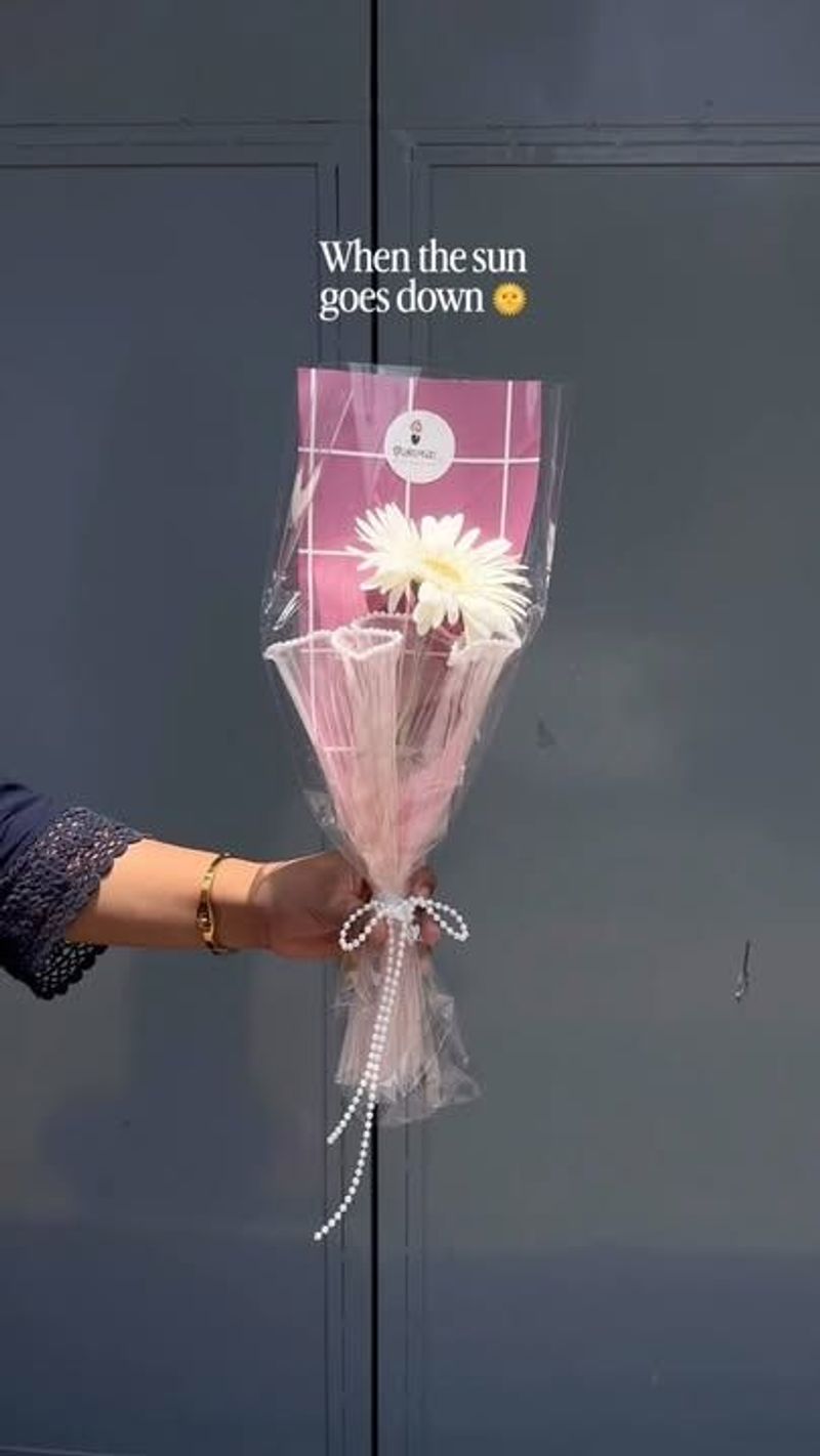 Single Stem White Pearl Lily Bouquet