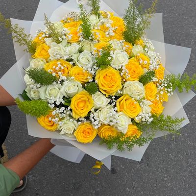 Grand Sunrise 60-Stem Yellow & White Rose Bouquet