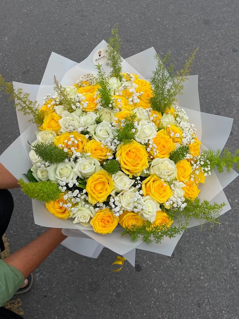 Grand Sunrise 60-Stem Yellow & White Rose Bouquet