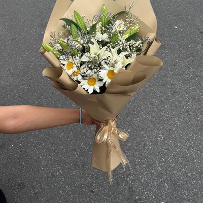 Pure Serenity: 4-Stem Lily & 10-Stem White Daisy Bouquet