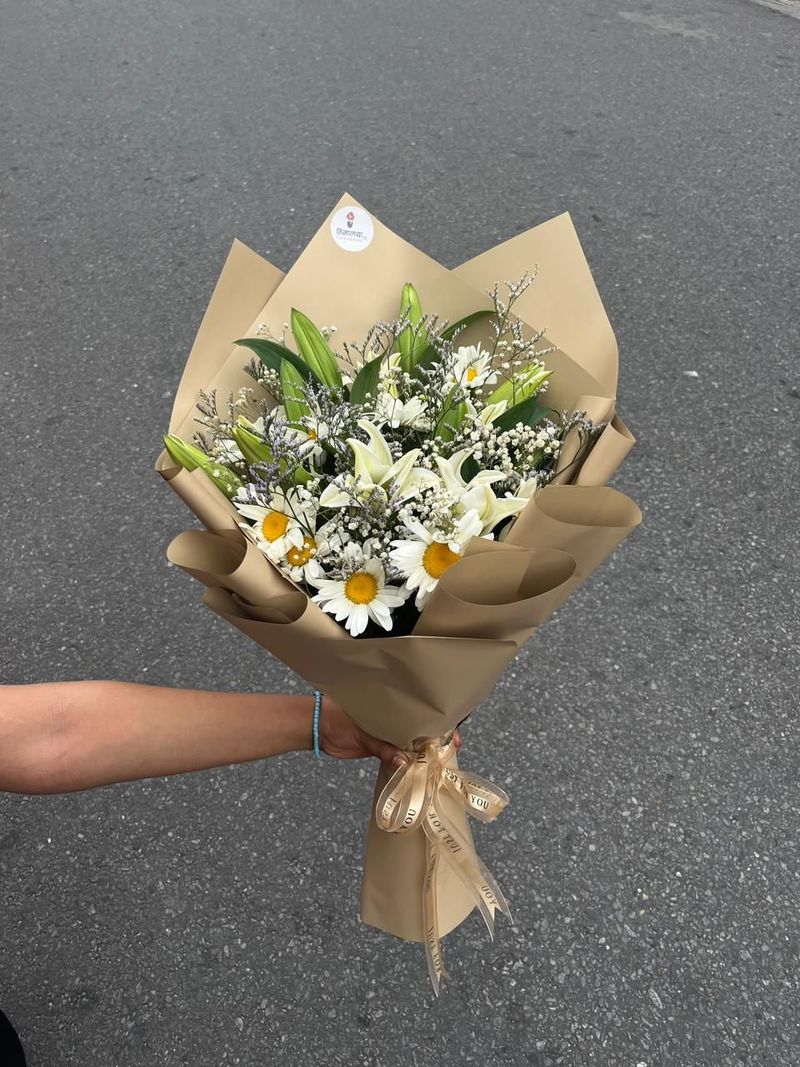 Pure Serenity: 4-Stem Lily & 10-Stem White Daisy Bouquet