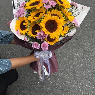 Golden Radiance: 10-Stem Sunflower & Daisy Bouquet