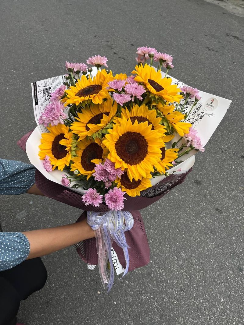 Golden Radiance: 10-Stem Sunflower & Daisy Bouquet