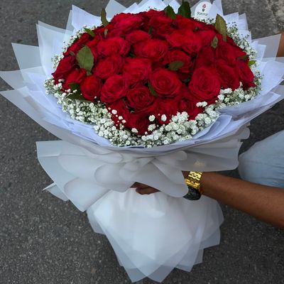 Love in Full Bloom – 50 Roses