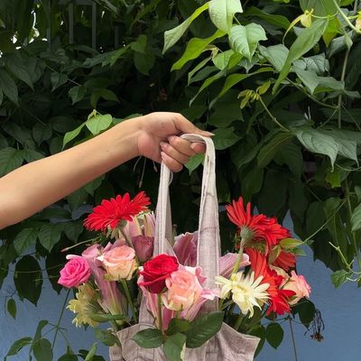 25 Stem Mixed Bloom Tote Bouquet