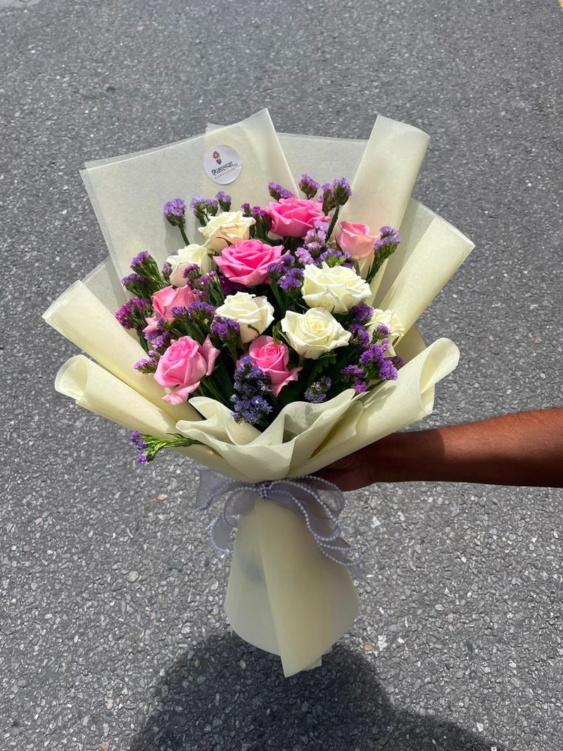 12-Stem Pink & White Rose Bouquet with Statice