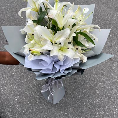 Classic 5-Stem Lily Bouquet