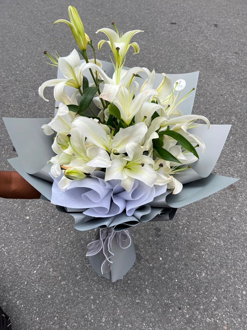 Classic 5-Stem Lily Bouquet