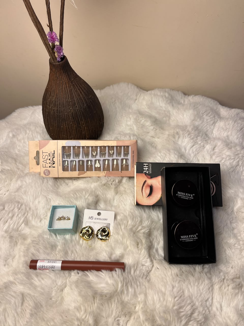 The colors, designs, shades, and styles of beauty products and accessories may vary based on availability while maintaining the same quality and overall aesthetic.