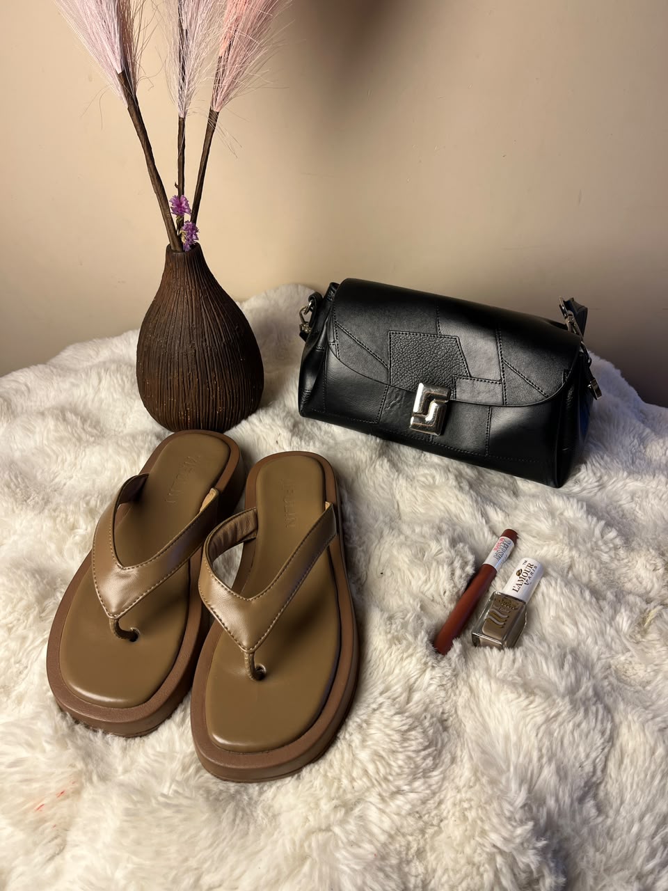 The color, design, size, and shades of the products may vary based on availability while maintaining the same quality and overall gifting experience.