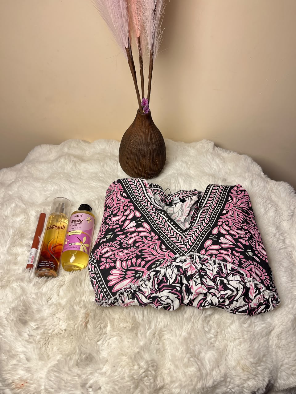 The tops design, color, size, perfume fragrance, and lipstick shade may vary based on availability while maintaining the same quality and premium gifting experience. Please mention the required kurta size while placing your order.