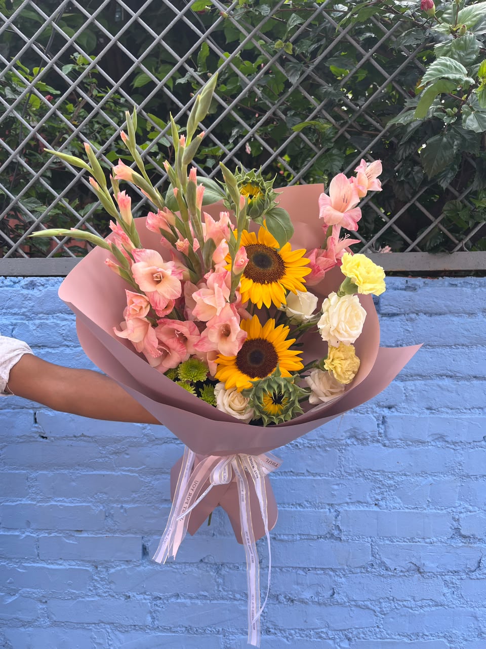 Colorful Charm – Premium Mixed Flowers Flower colors and sizes may vary slightly depending on availability. Natural variations in flowers are normal, and wrapping may differ slightly from the product image.