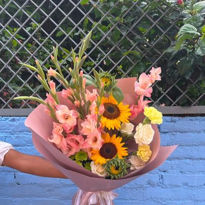 Colorful Charm – Premium Mixed Flowers